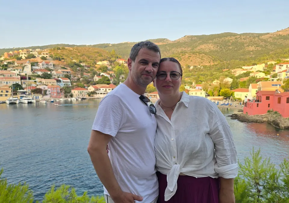 Florian și Ramona în fața golfului Assos, pe insula Kefalonia