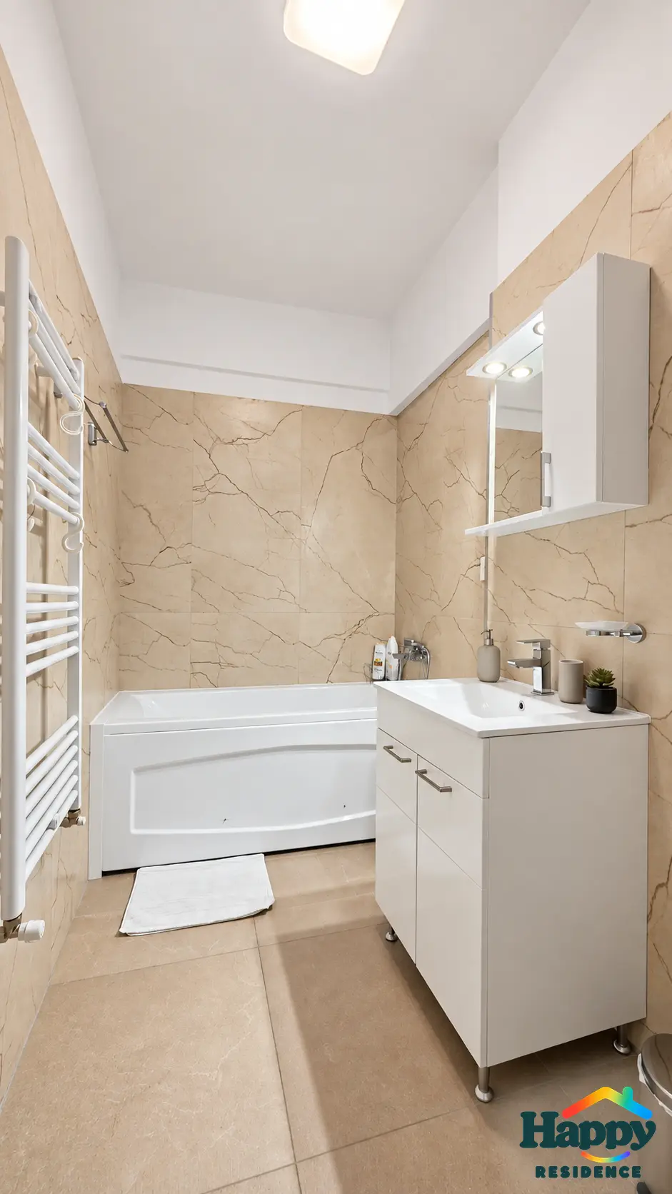 Baie: cadă, chiuvetă și radiator pentru prosoape