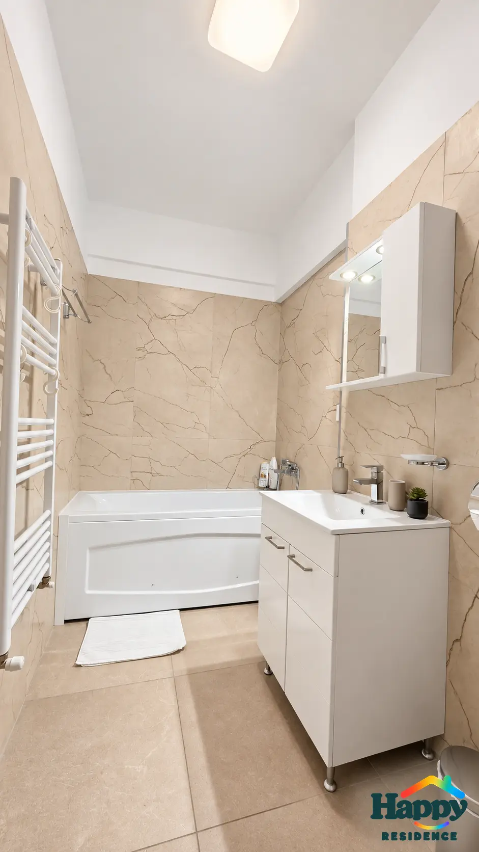 Baie: cadă, chiuvetă și radiator pentru prosoape