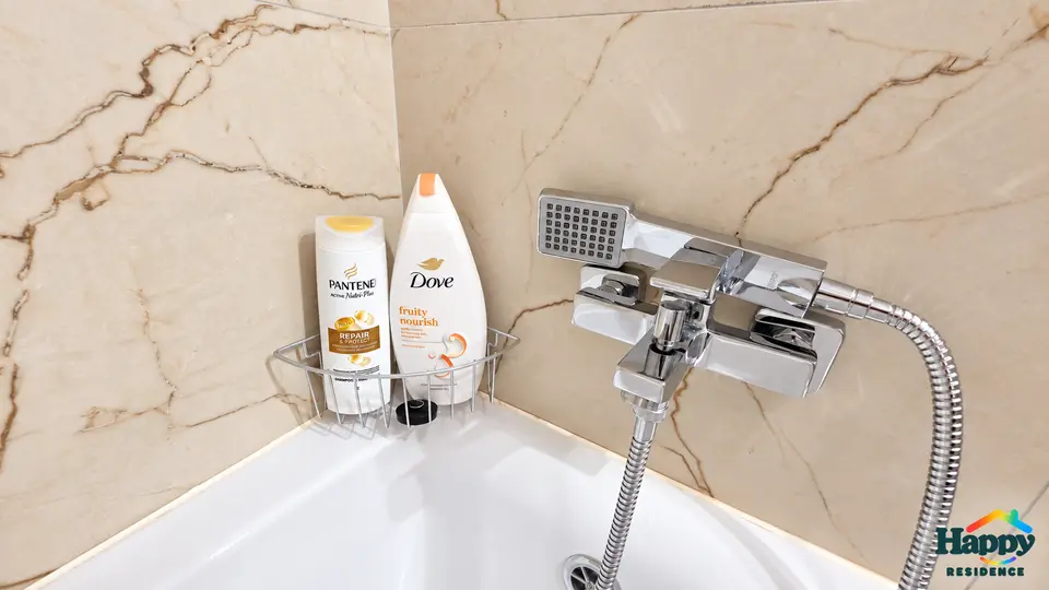 Baie: baterie de cadă, șampon și gel de duș