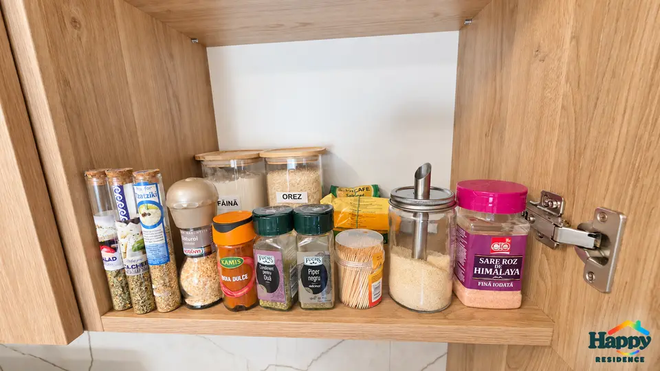 Bucătărie: condimente și ingrediente de bază