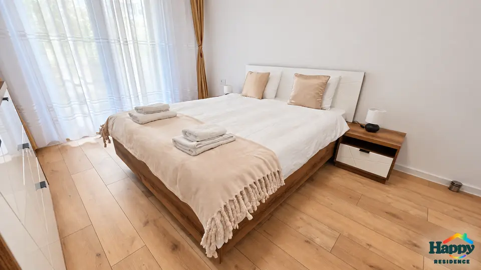Dormitor: pat matrimonial de 160×200 cm