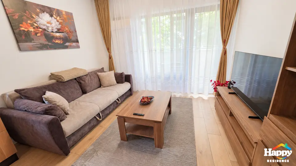 Living: canapea extensibilă de 200×200 cm și masă de cafea