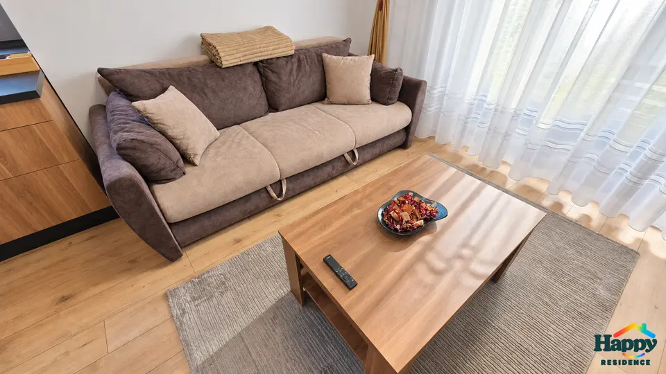 Living: canapea extensibilă de 200×200 cm și masă de cafea